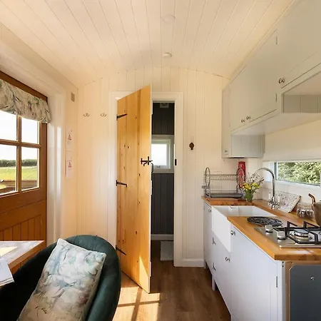 The Shepherd'S Retreat Luxury Secluded And Private Cosy Hut Outdoor Bath With Firepit Scarborough Apartment Scarborough